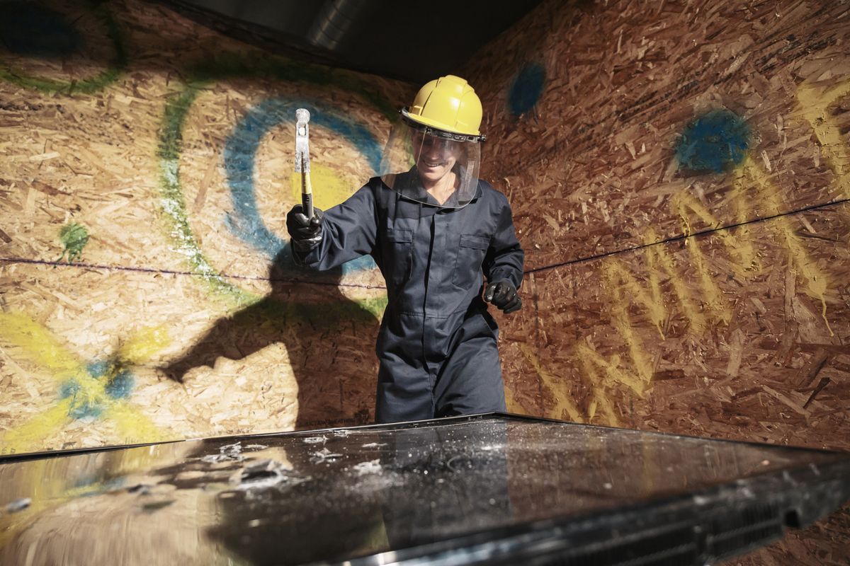 Feszültség levezetése női módra egy rage roomban