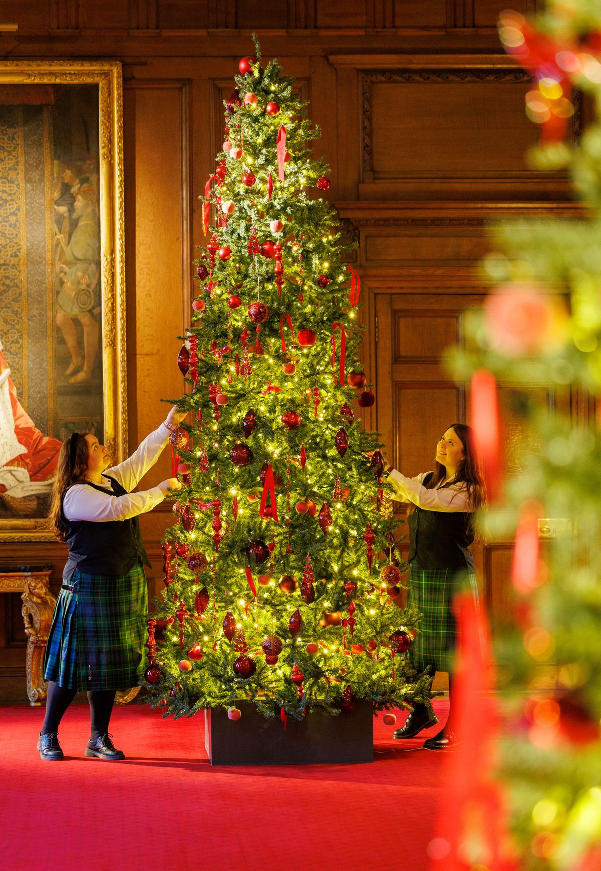 A brit királyi család skóciai székhelye, a Holyroodhouse-palota -  A munkatársak az utolsó simításokat végzik az egyik óriási karácsonyfán.