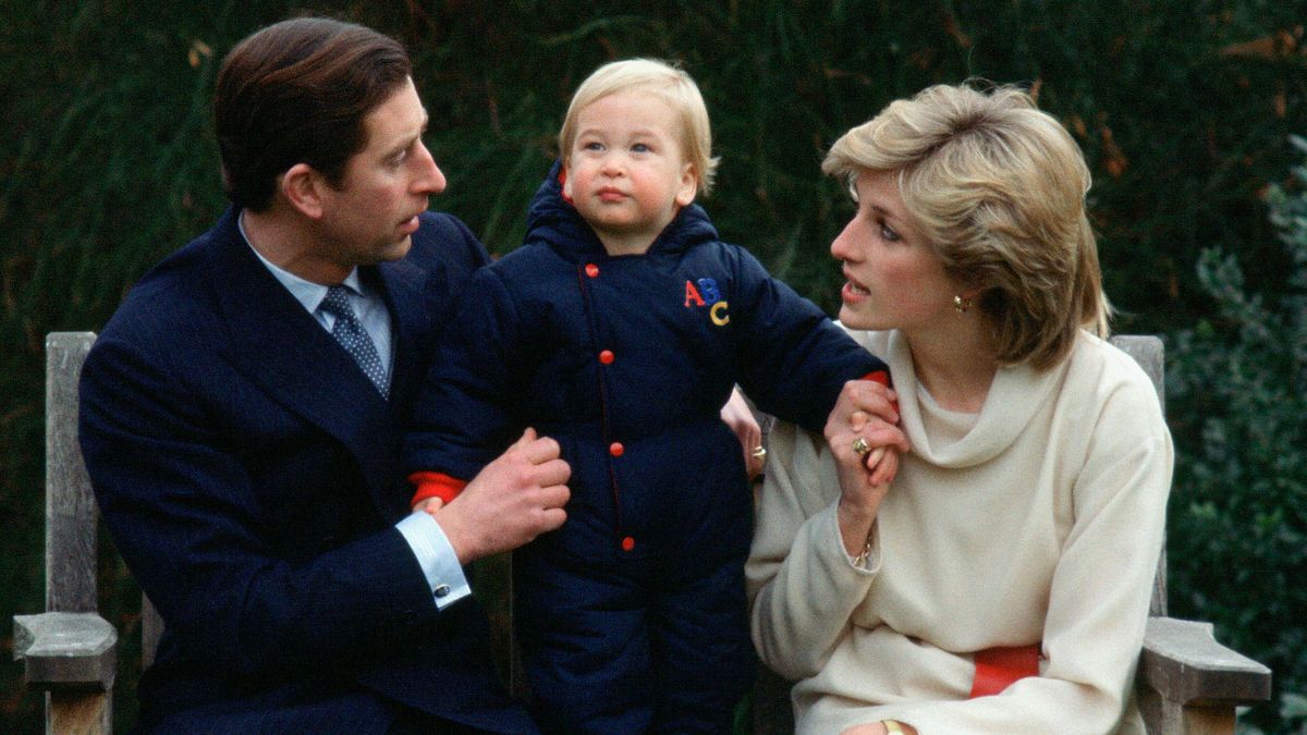 Vilmos herceg másfél évesen, 1983 decemberében a Kensington-palota kertjében