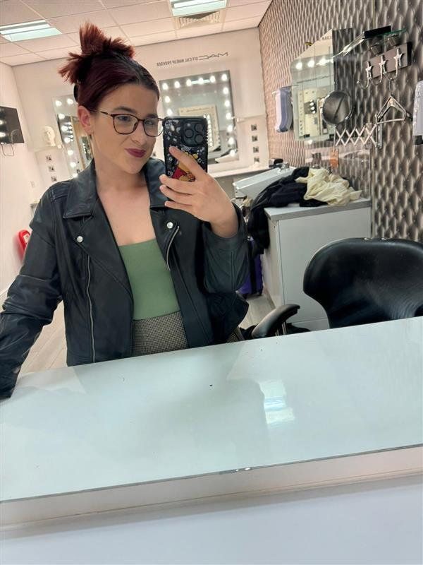 Harriet Trewhitt a 21 éves brit nő akinek a tetoválása a karjáról a nyelvére került