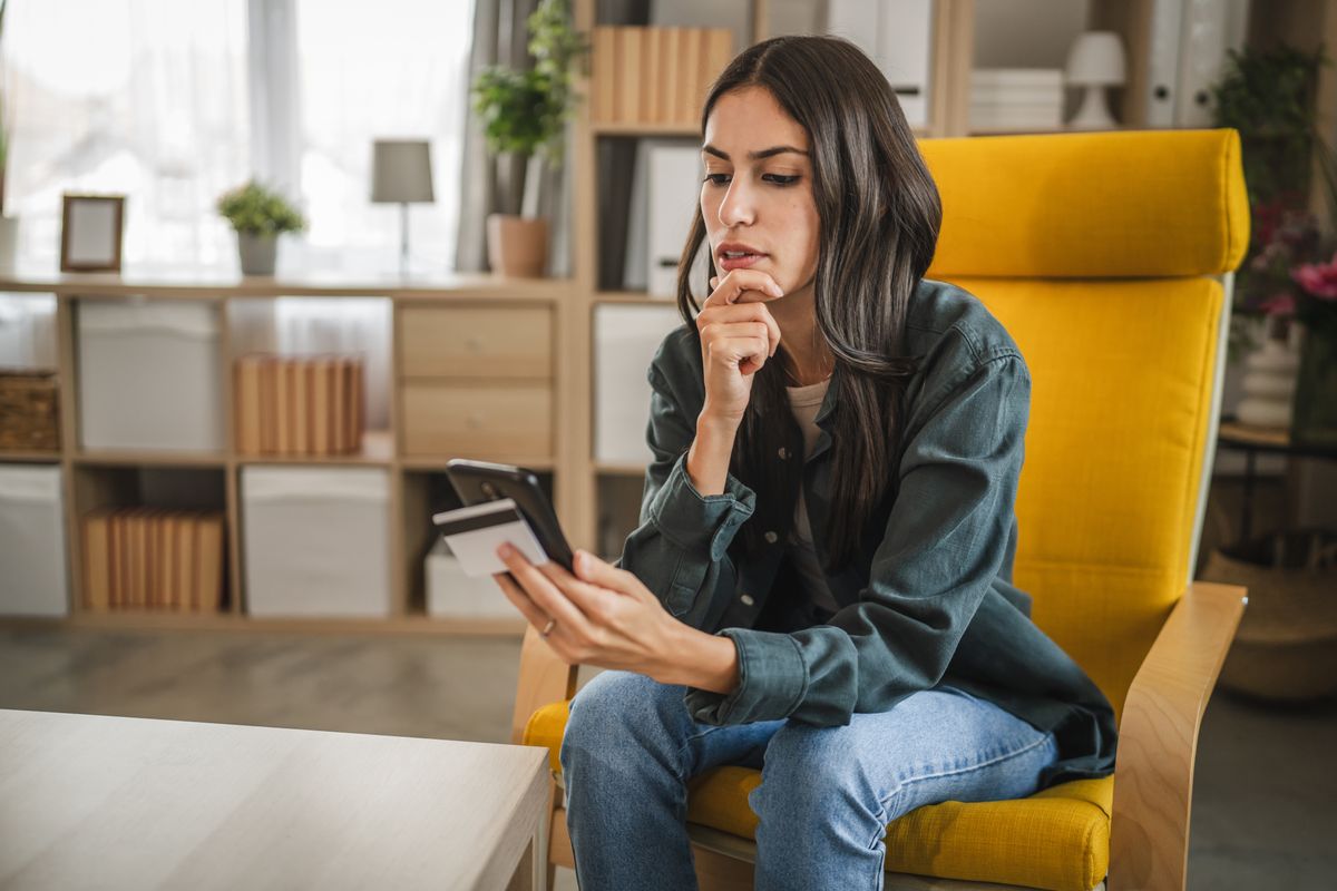 Felnőtt nő képes rejtvényen gondolkodik 
