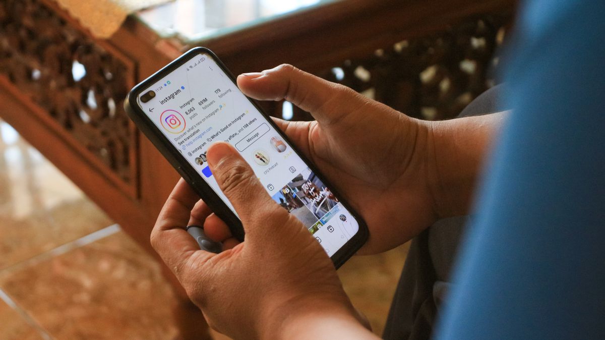 instagramot lapozgató férfi