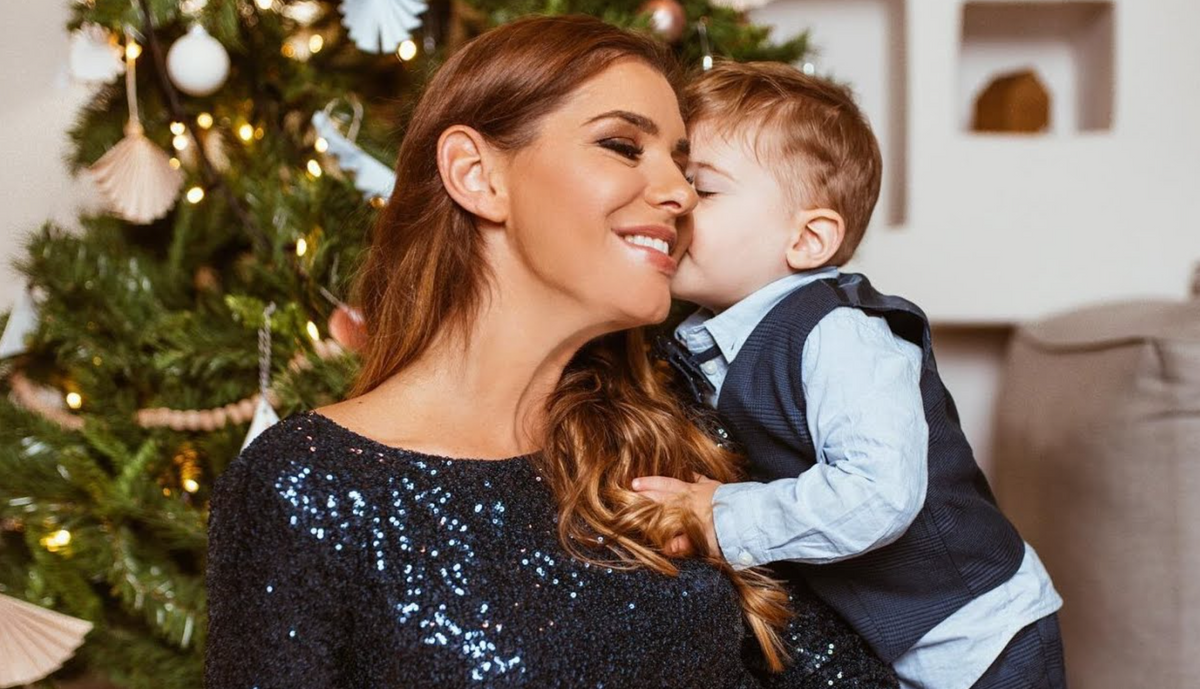 Dér Heni és gyermeke karácsonykor