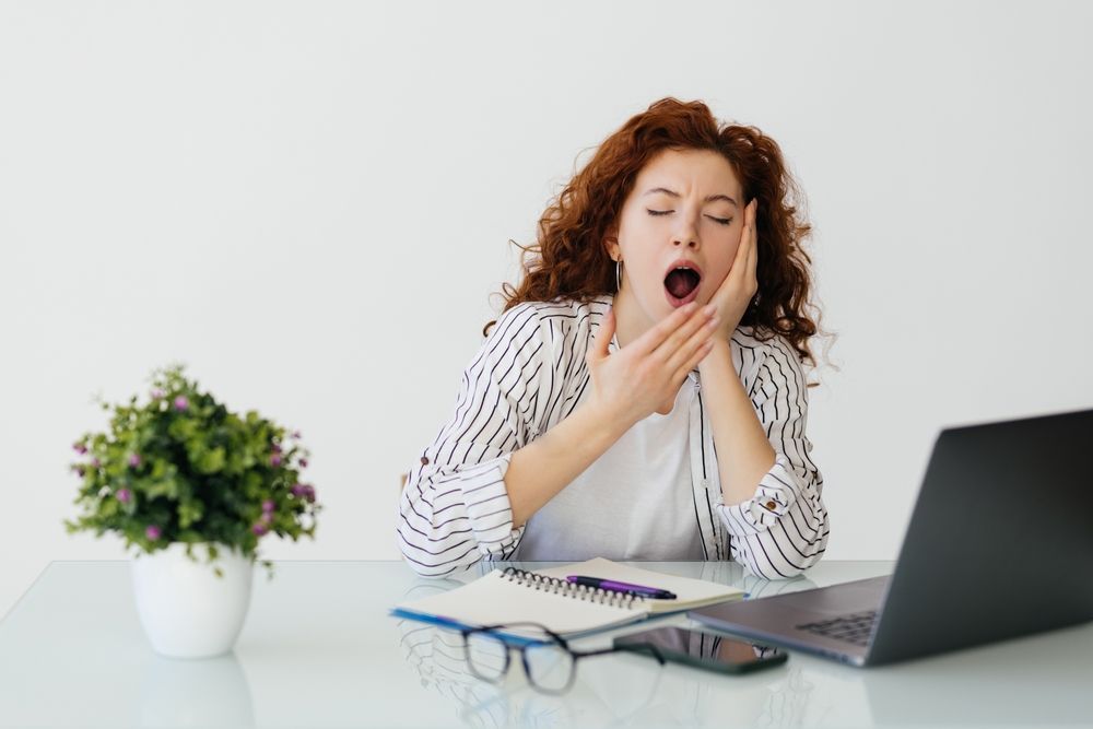 Ásító nő önéletrajzokat olvas