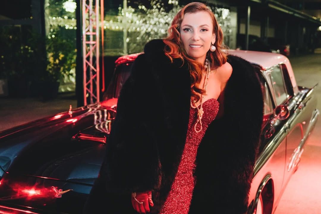 Rúzsa Magdi vadító piros estélyiben érkezett a bulijába