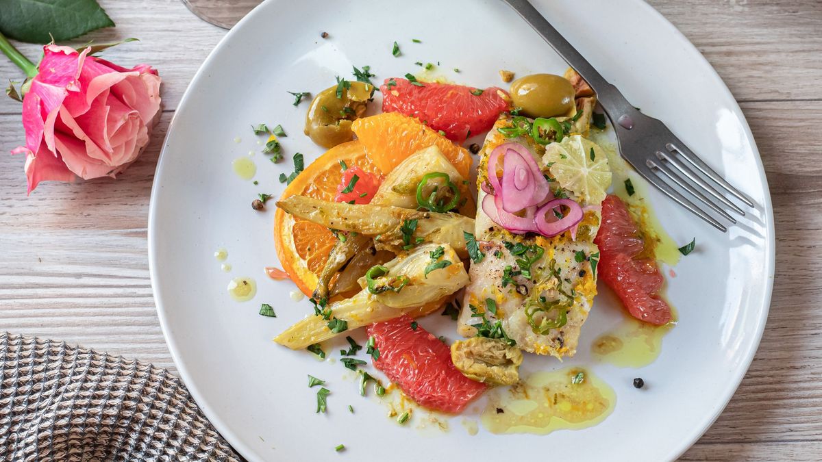 afrikai harcsa, gyümölcssalátával. 