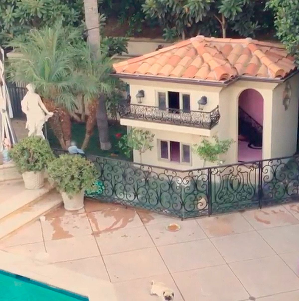 Paris Hilton öt kutyájának kétszintes, erkélyes mini kastélyt építtetett a medence mellé. A kutyapalota ára meghaladta a 300 ezer dollárt, itt a házi kedvencek is luxuséletet élnek.