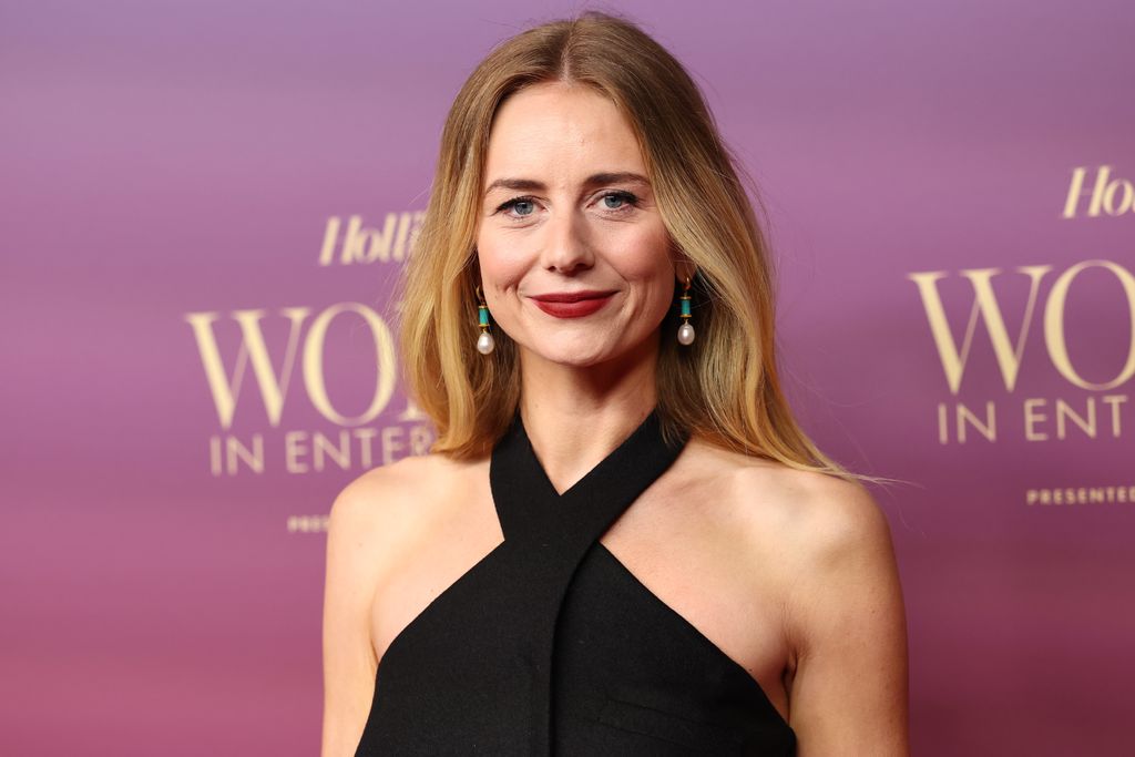 Justine Lupe ( Bármit, csak ezt ne) szőke balayage-al. 