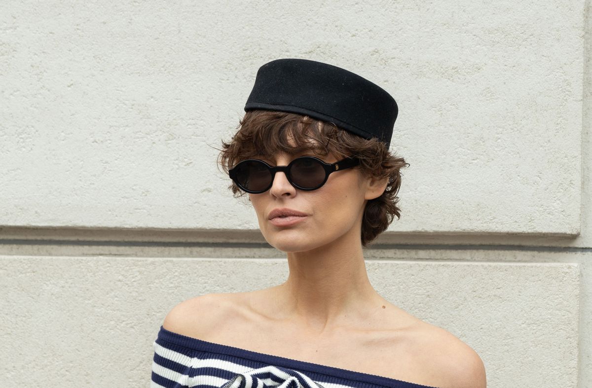 pillboxot viselő nő