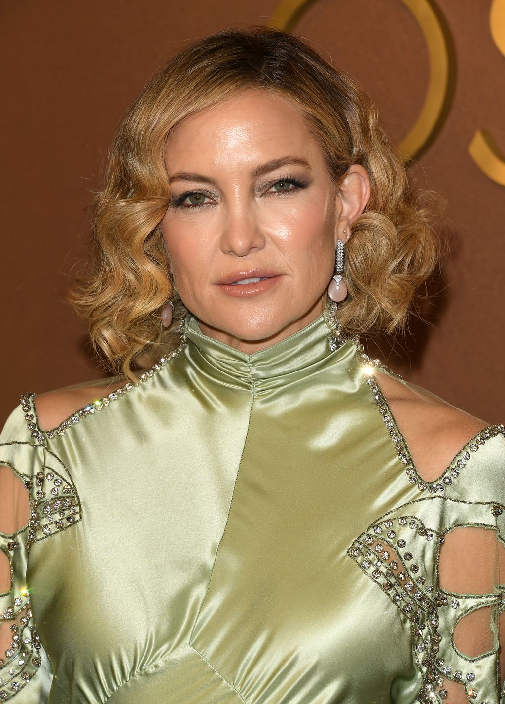 Kate Hudson mézszőke haja kiemeli a vonásait. 