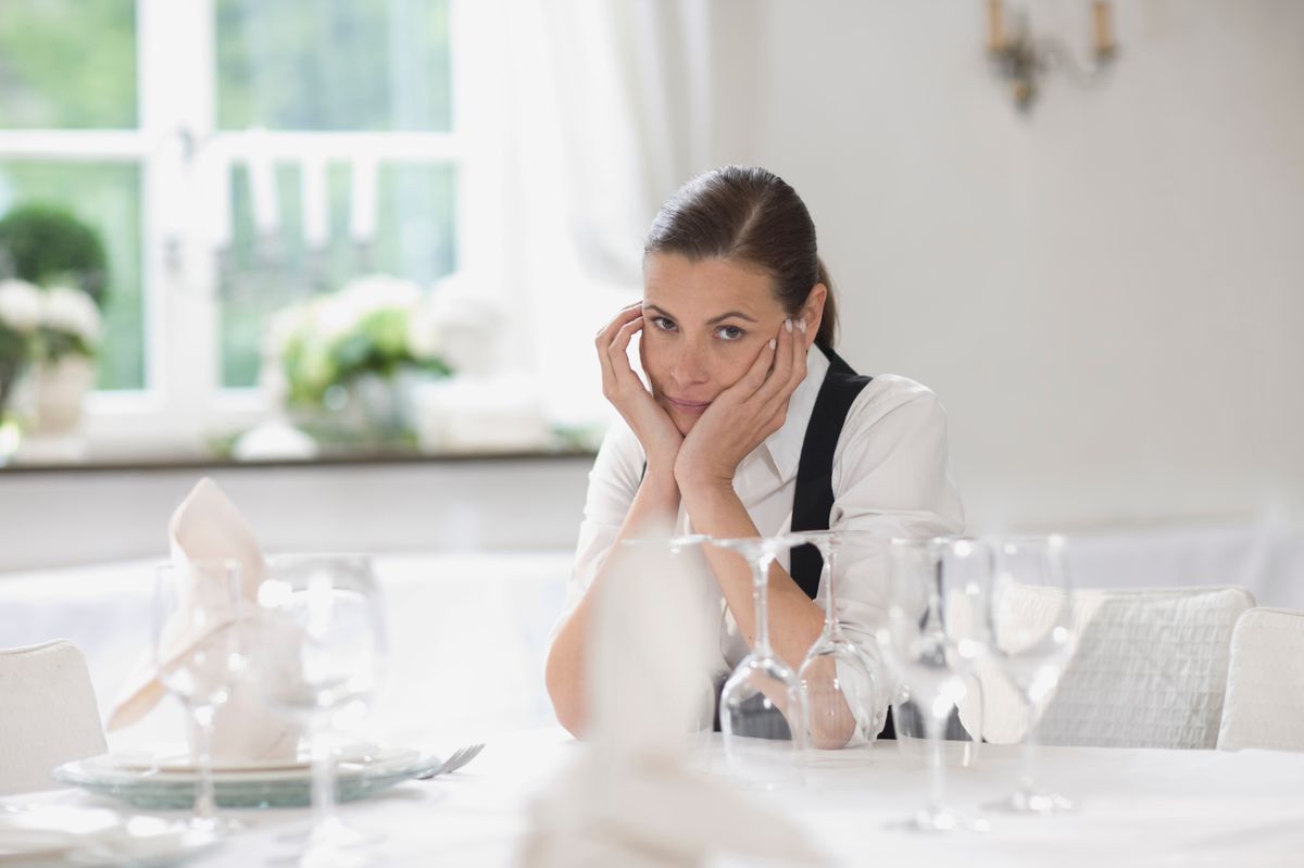 Egy szomorú pincér, akinek a vendégei nem ismerik az éttermi etikettet.