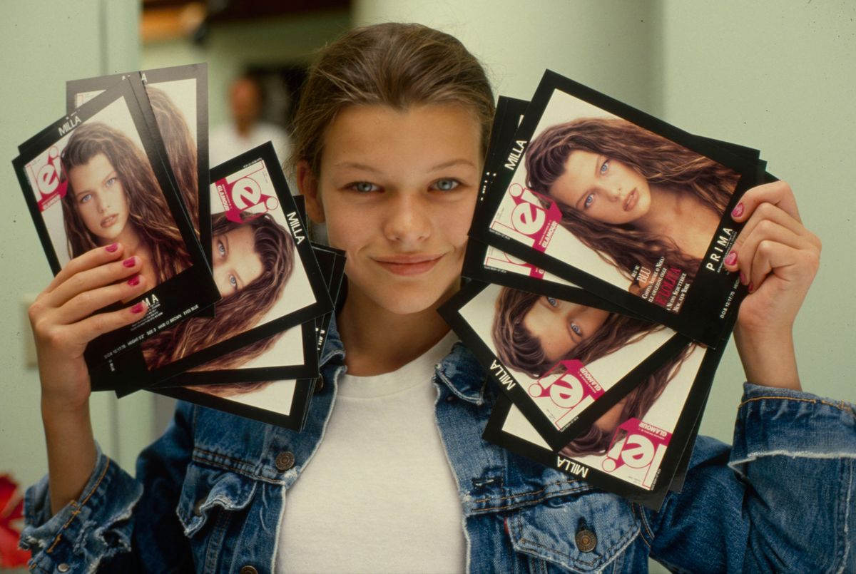 A 13 éves Milla Jovovich magazinokkal a kezében