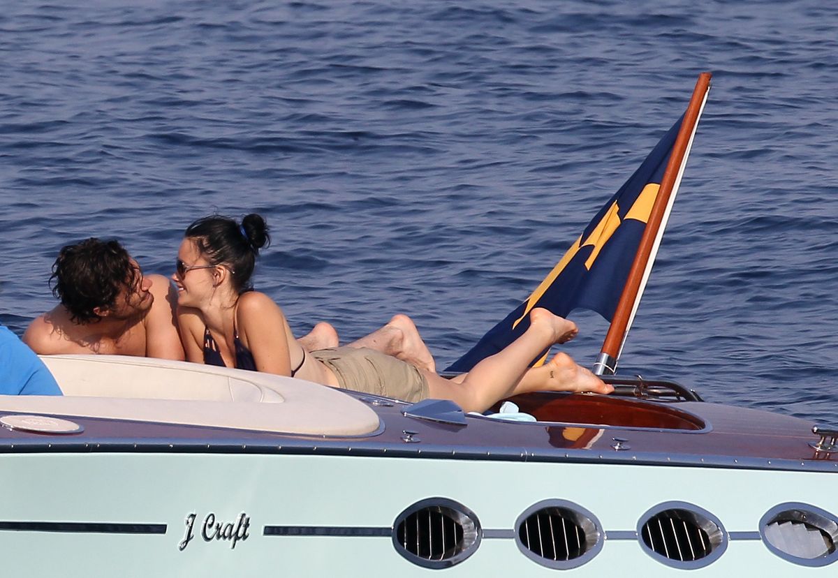 Károly Fülöp svéd herceg és Zsófia Hellqvist a svéd királyi család motorcsónakján 2011. június 29-én a franciaországi Saint-Tropez-ban.