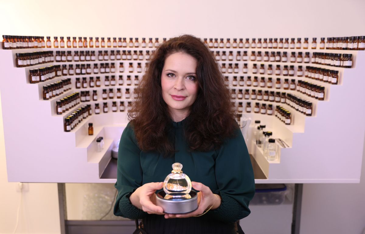 Minya Viktória karácsonyi parfümét a kezében tartva