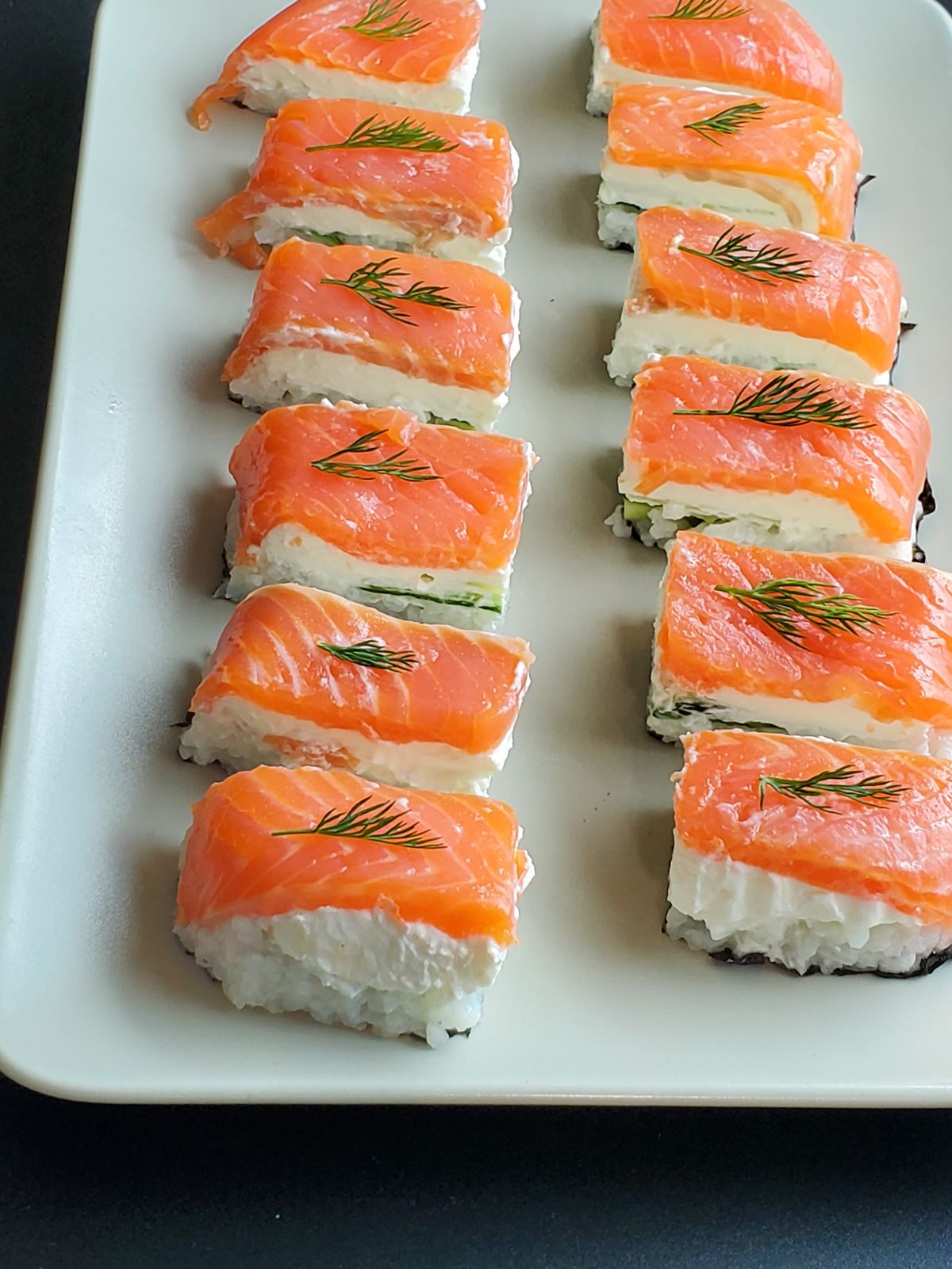 Lusta sushi makik fehér tálon szervírozva