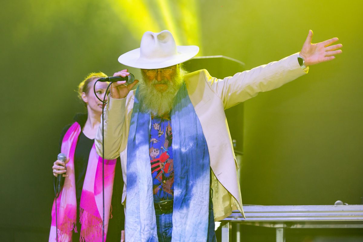 20230422 Nyíregyháza 

Idősebbek és fiatalok buliztak egyszerre a Retro fesztiválon, "Nem vagyok én apáca" énektől zengett Nyíregyháza. 

Fotó: Gazdag Mihály GM
Kelet-Magyarország 

Képen: Apostol együttes, Meződi József énekes