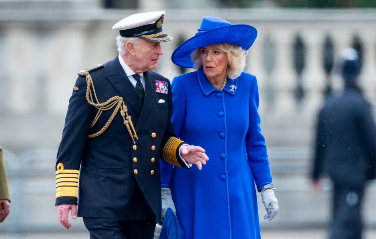 III. Károly király és Kamilla királynő karácsonyi fotója nagyon mellé ment.