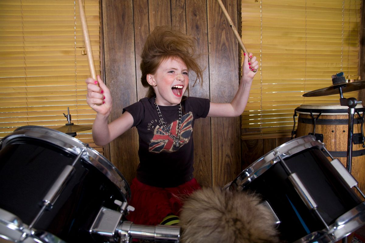 Ajándék gyerekeknek: egy lány dobol. 