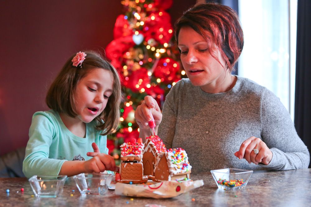 Mézeskalácsot készítő anyuka és lánya