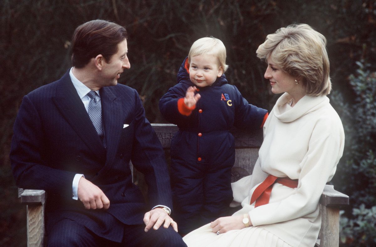 Vilmos herceg Károllyal és Diana hercegnével 1983 decemberében, másfél évesen