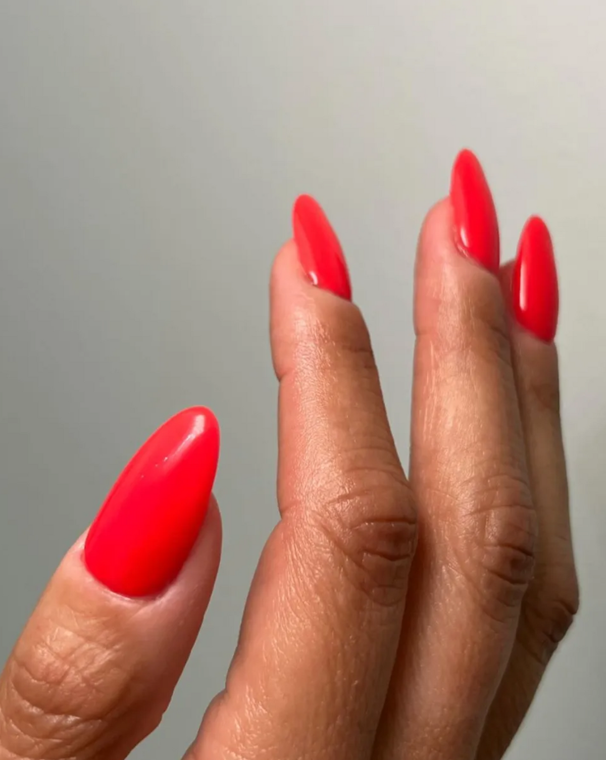 Rikító piros körmök a '80-as évekből.