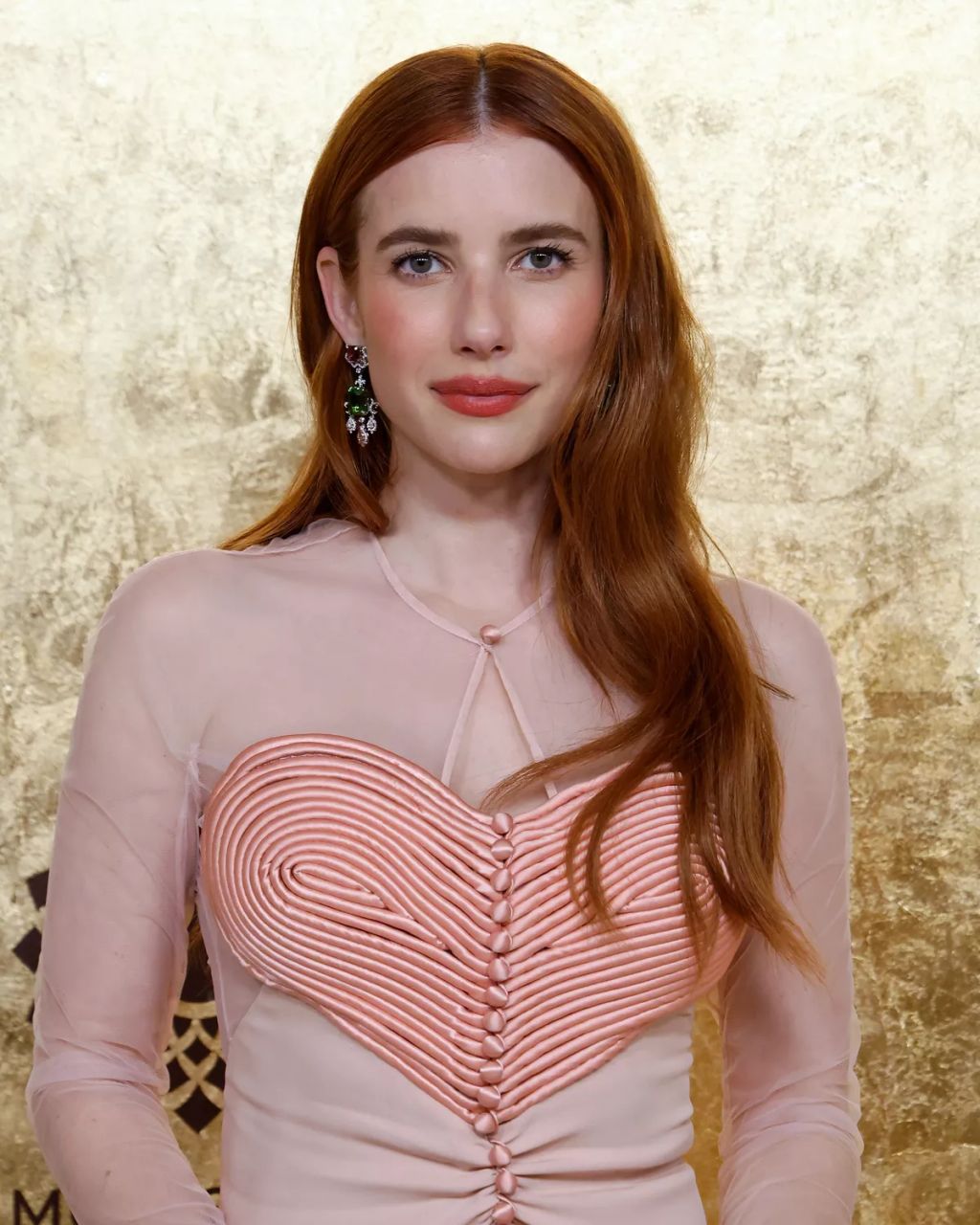 Emma Roberts világos bőrszínét szinte feltölti ez a vad szín.