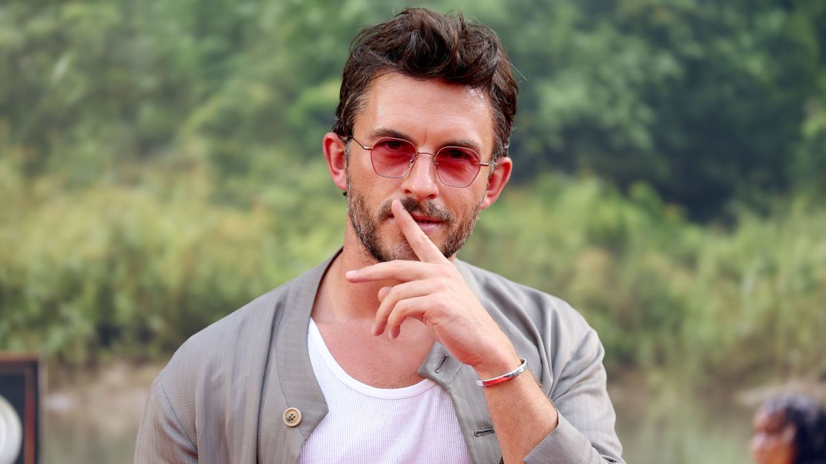 slutty little glasses – Jonathan Bailey