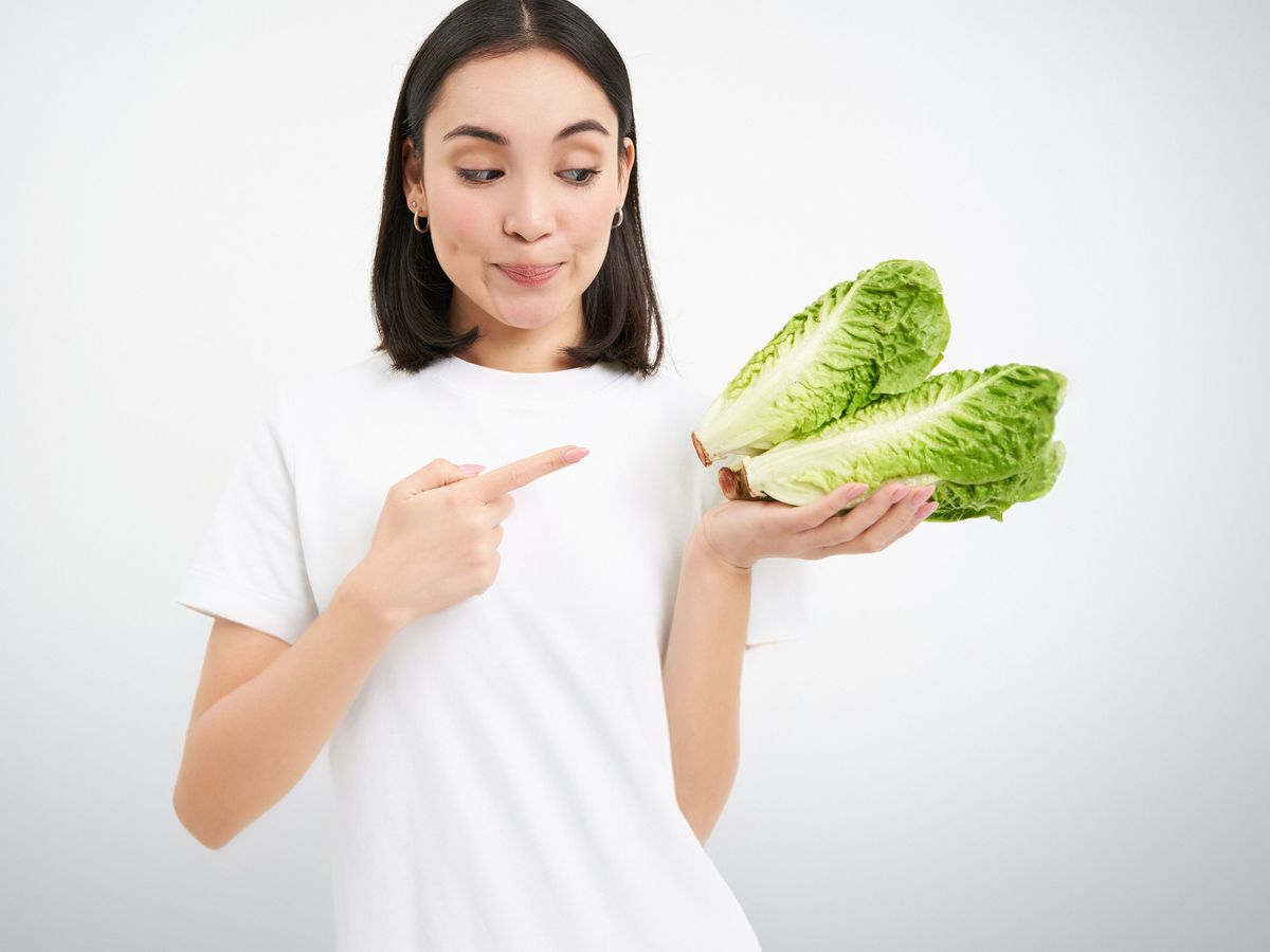 5 napos méregtelenítő diéta: lány káőposztával a kezében.