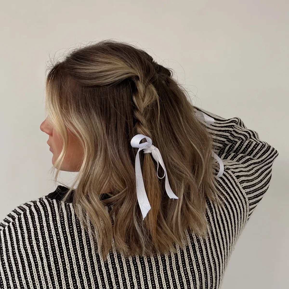 egyszerű masnis alkalmi frizura