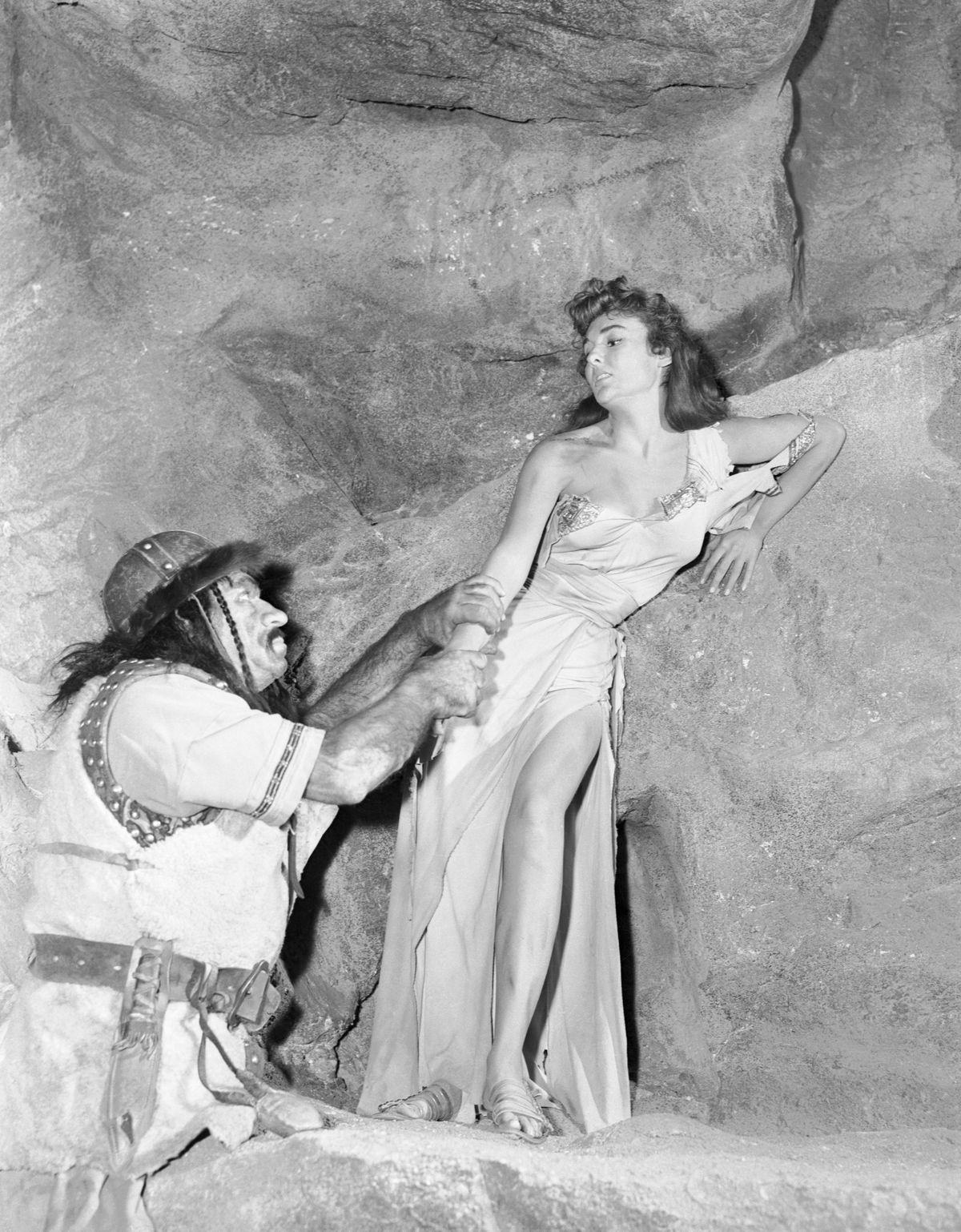 Attila a hun, mint a honfoglalás kori magyarok vezetője, egy nő kezét fogja.