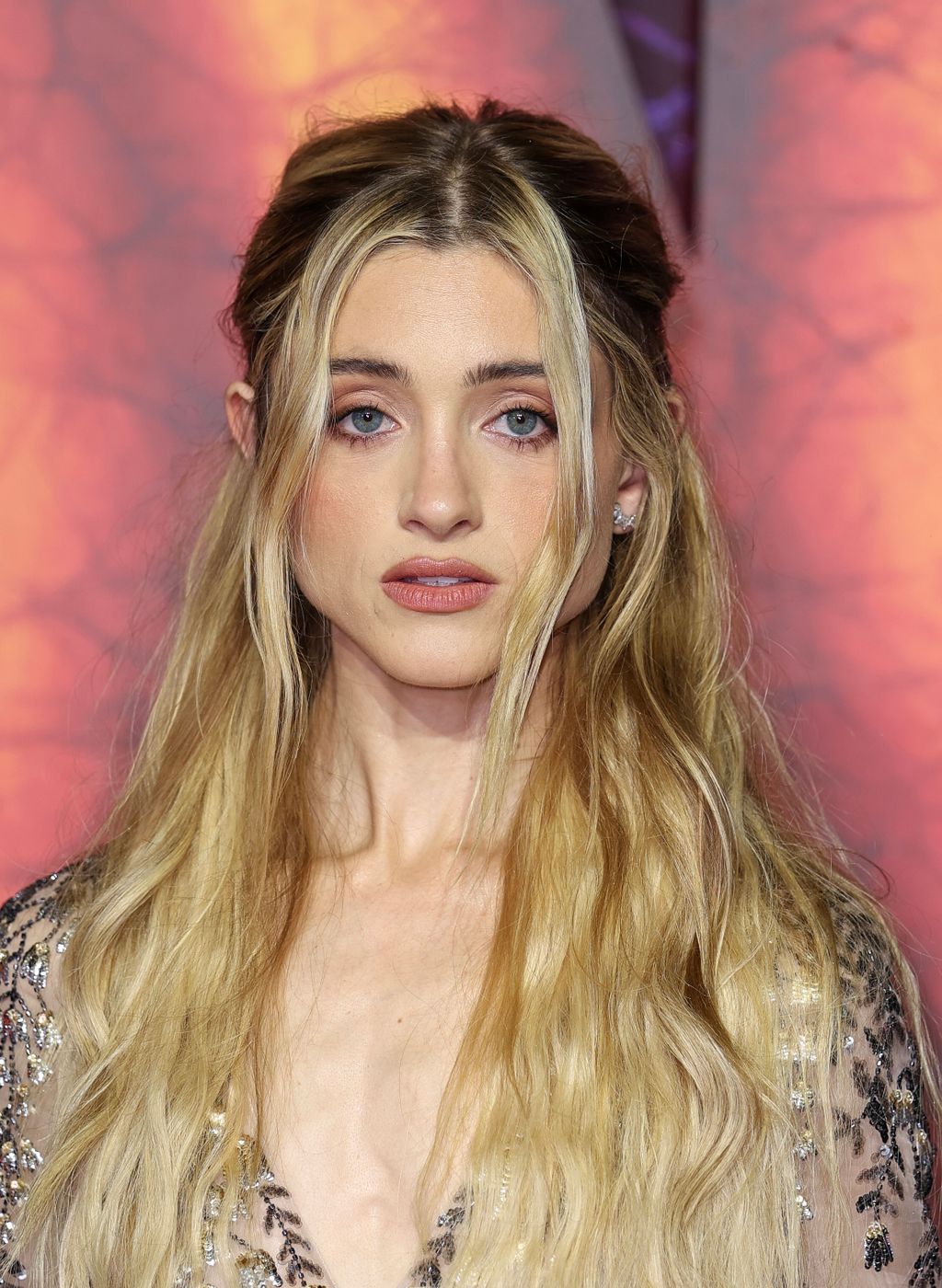 Natalia Dyer (Stanger Things)  hosszú, szőke tincsekkel. 