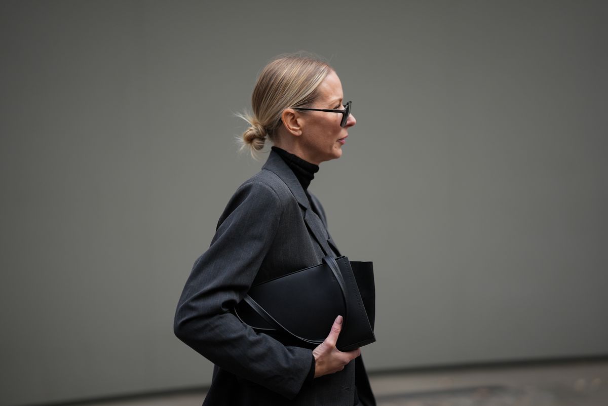 Középkorú nő aki a TikTok-frizurák egyikét viseli 