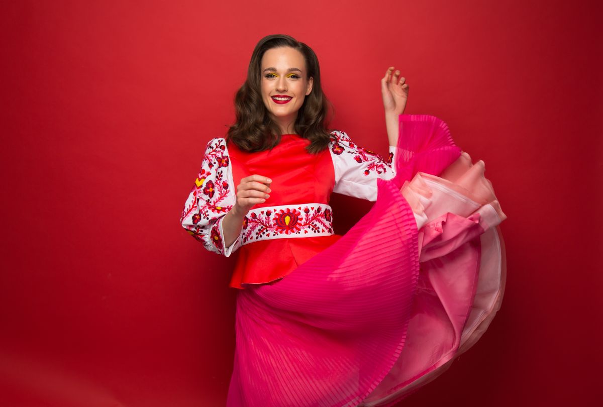 Péterffy Lili Lelle piros ruhában