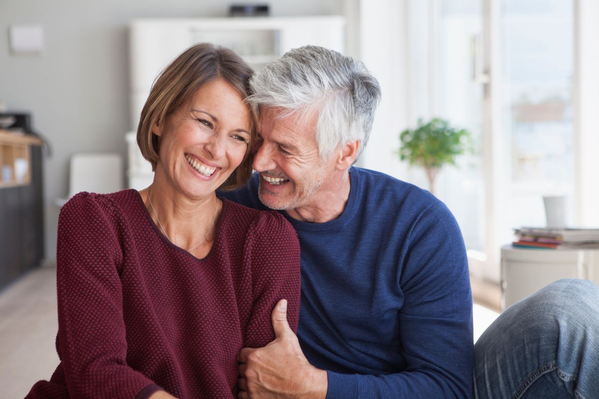 Egy párkapcsolatban élő férfi és egy nő együtt nevetnek. 