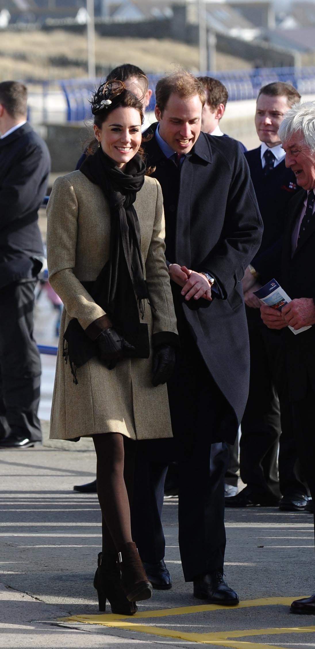 A hasonló színvilágú és stílusú kabátot Katalin hercegné 2011 februárjában viselte a walesi Anglesey szigetén, a Trearddur Bay mentőcsónak-állomásnál, mindössze hónapokkal Vilmos herceggel való eljegyzése után.