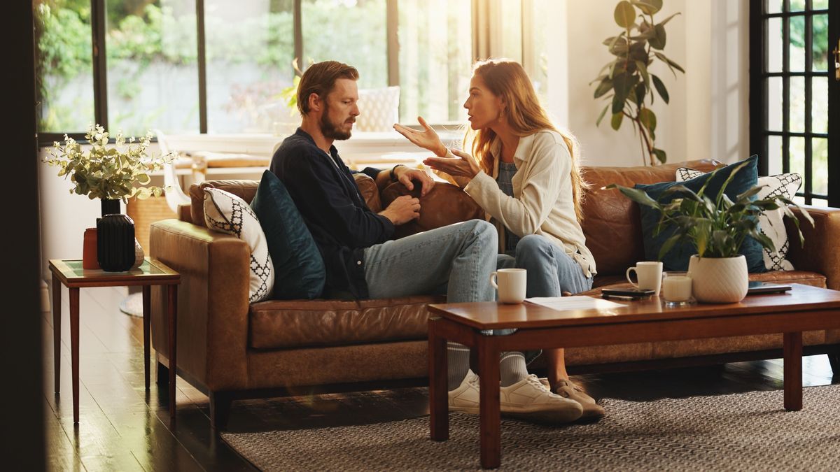 párkapcsolatban élő veszekedő nő és őt hallgató férfi