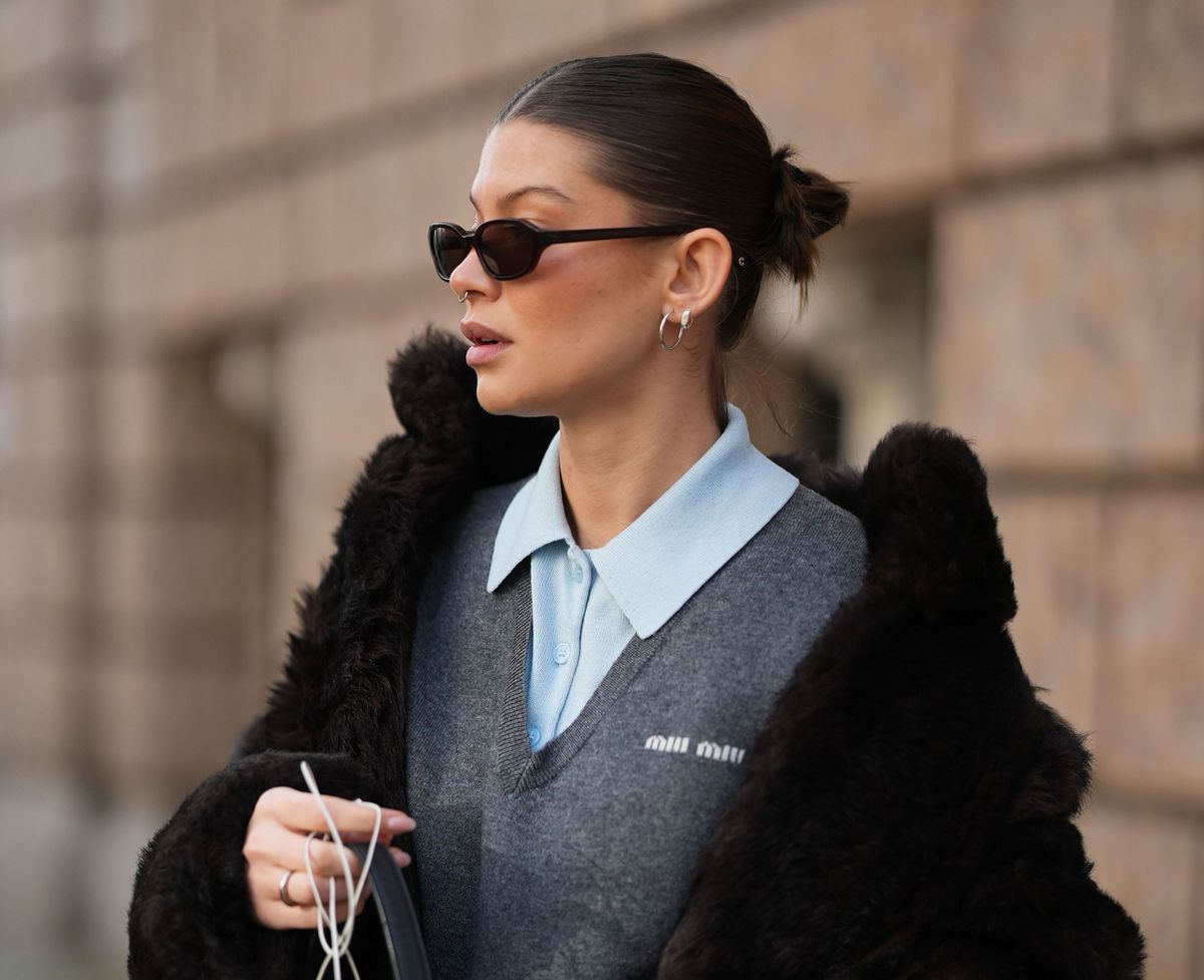 világoskéket viselő nő az utcán