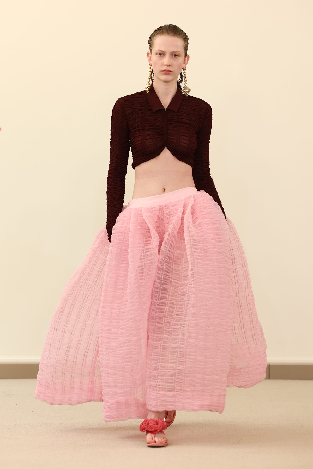 2026 trendje, a buborékszoknya egy modellen a kifutón