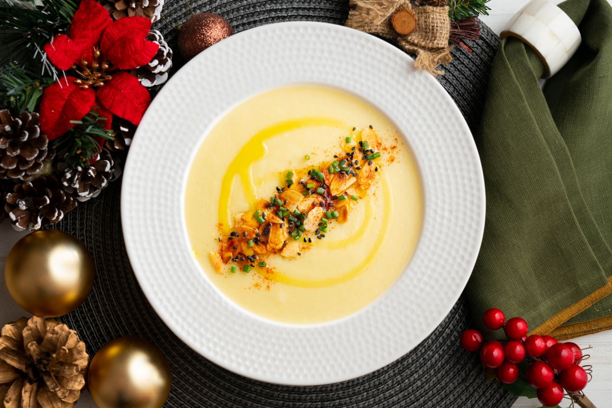 Vegán recept alapján készült leves egy tányérban.