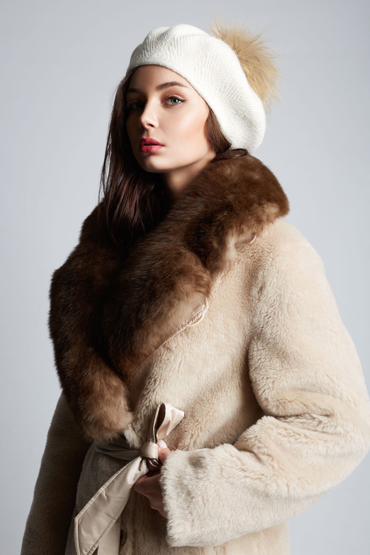 téli stílustippek alapján öltözködő nő