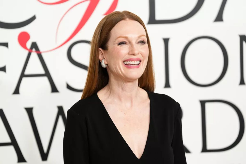 Julianne Moore megmutatja, hogy 65 felett is jól állhat egy kis szín.