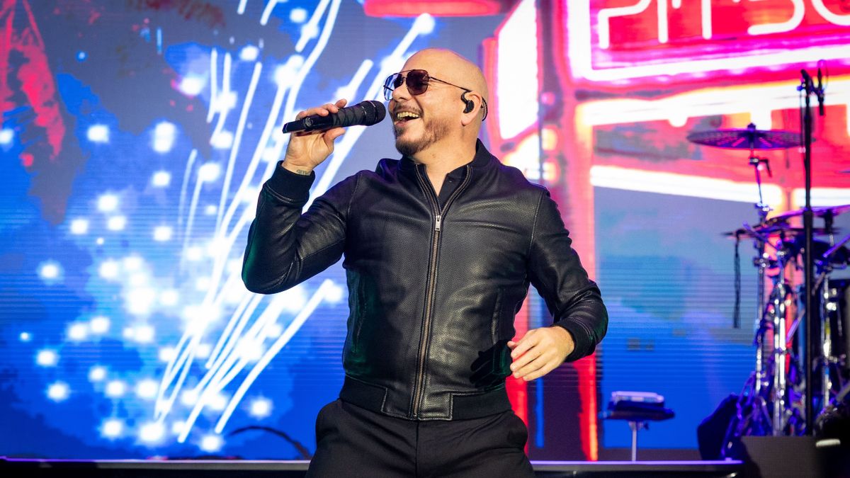 Pitbull egy koncerten énekel.