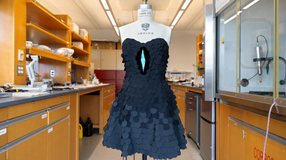 A világ legsötétebb ruhája, fekete ruha egy próbababán. 