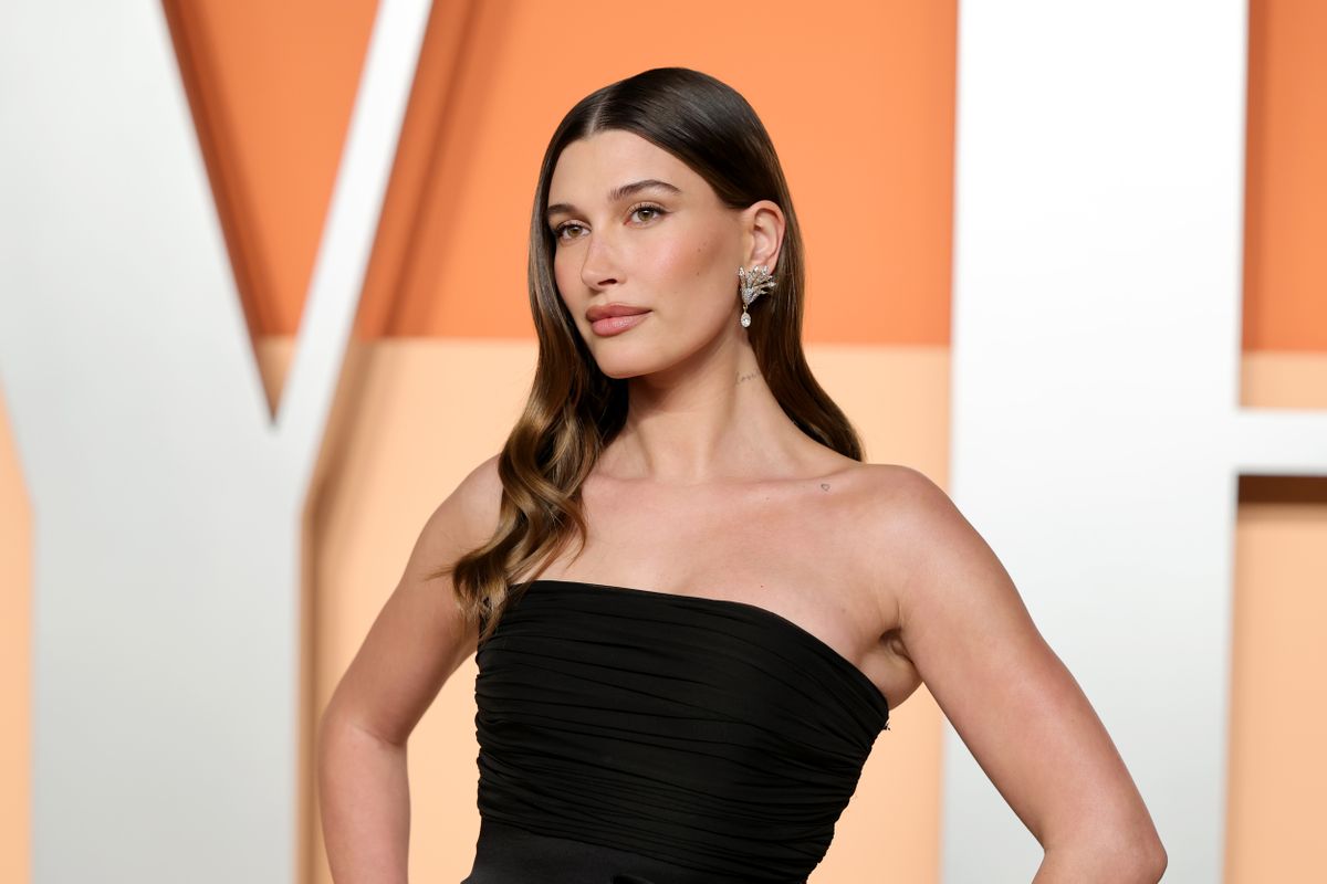 Hailey Bieber egy vörös szőnyeges eseményen, ahol az új TikTok-trendet, a Resting Bitch Face-t viselte.