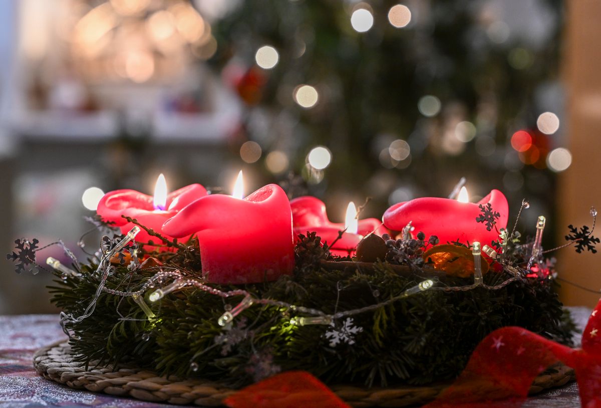 Advent negyedik vasárnapja: fellobban a szeretet gyertyája is.