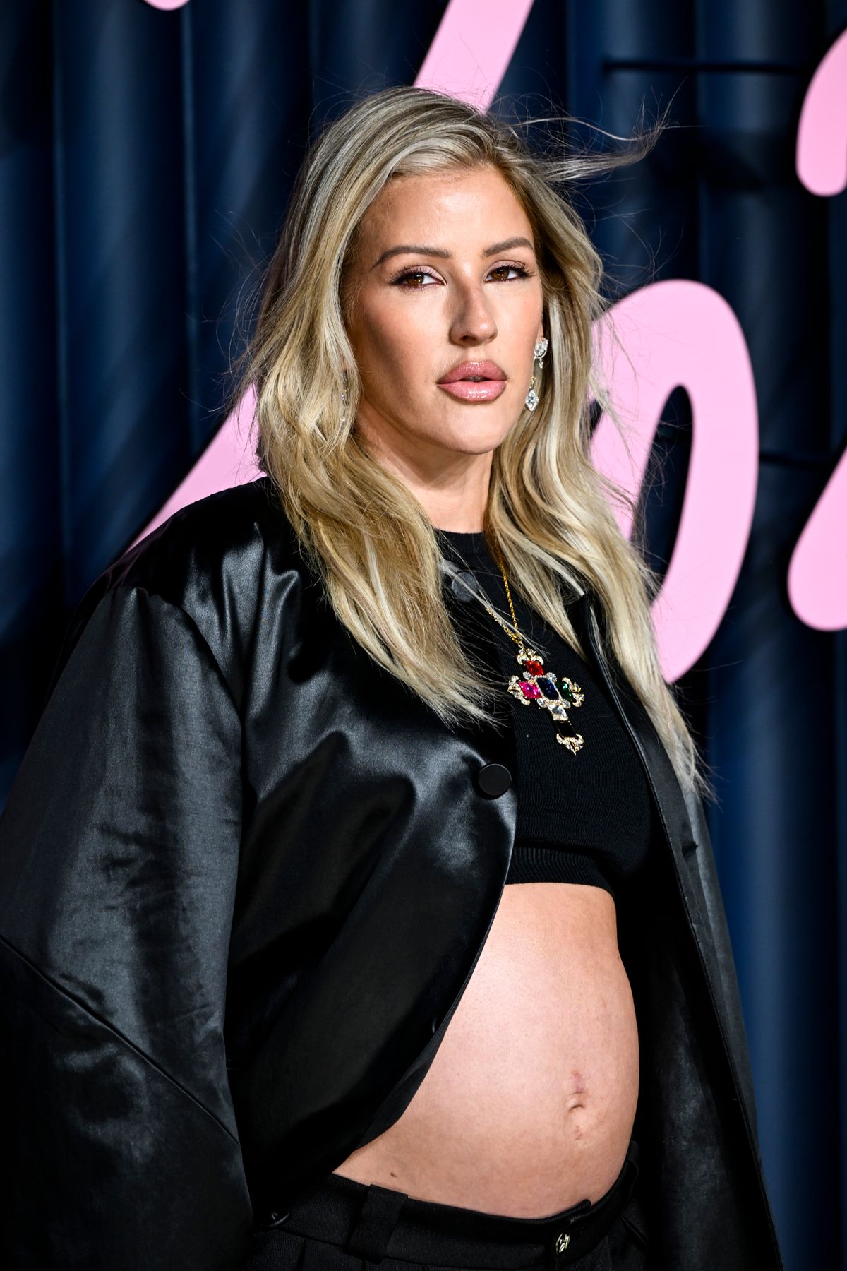 Ellie Goulding büszkén mutatta meg terhespocakját