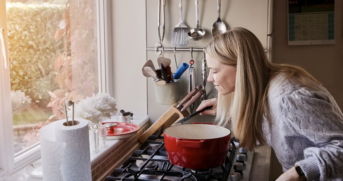 Fiatal nő kollagénlevest főz a konyhában 