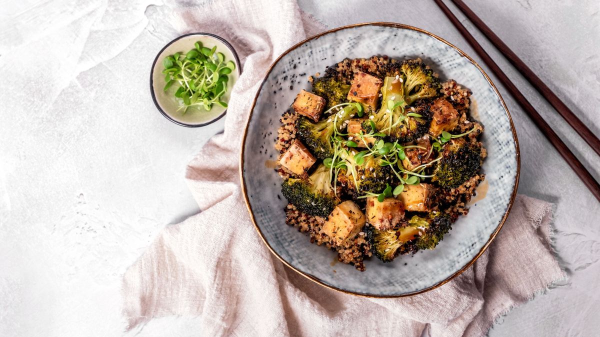 diétás vacsoraötlet ez a tufus quinoa a tányérban.