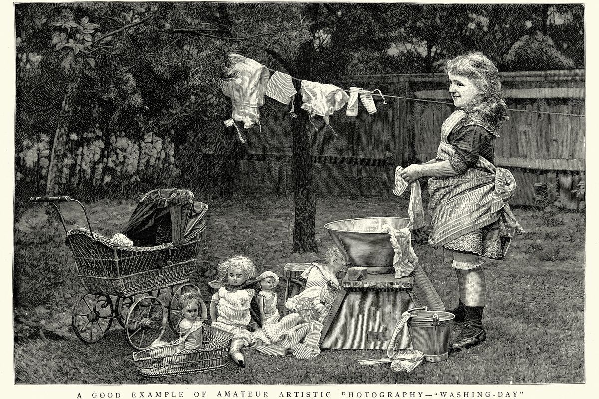 Kislány a Viktoriánus korban babáival. Mossa és teregeti a babruhákat, igazi anyuka kicsiben.  