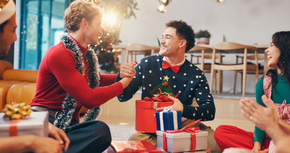 Ajándékozás: A képen lévő családtagok közül minenki csak egy valakinek ad ajándékot.